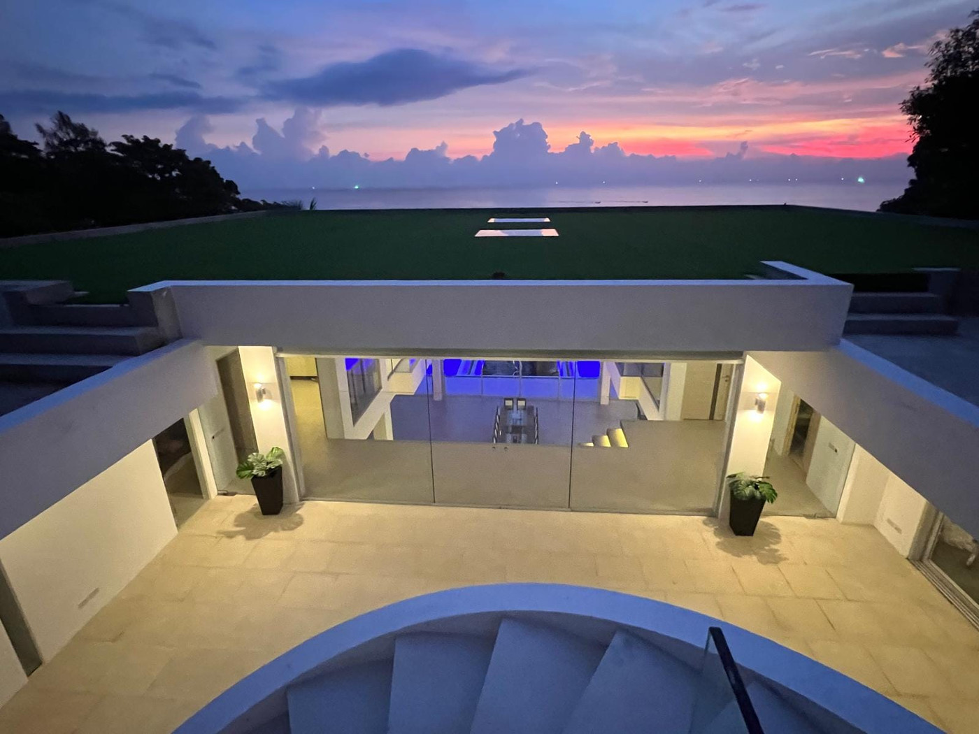 Baan Perwah – 8-Bedroom Oceanfront Villa for Long-Term Rent in Kata
