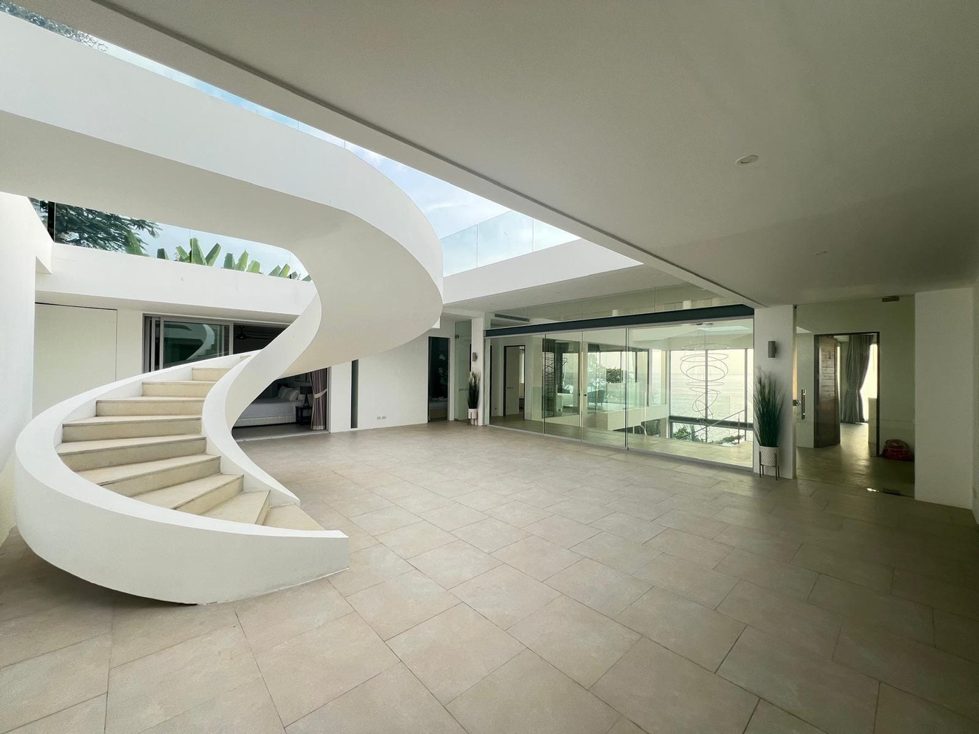 Baan Perwah – 8-Bedroom Oceanfront Villa for Long-Term Rent in Kata