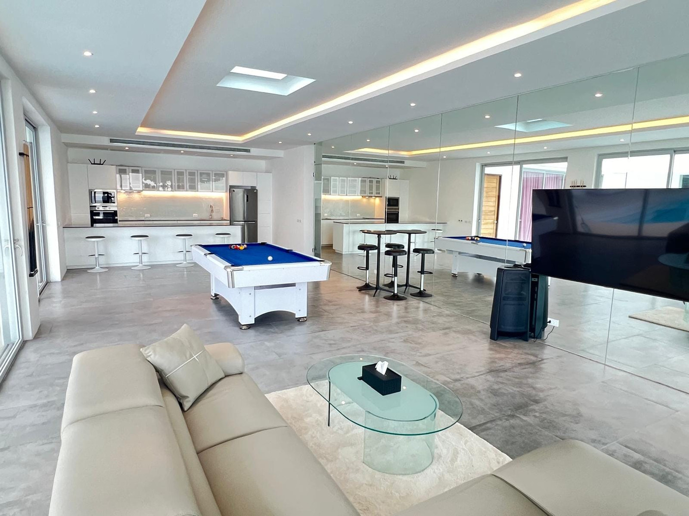 Baan Perwah – 8-Bedroom Oceanfront Villa for Long-Term Rent in Kata