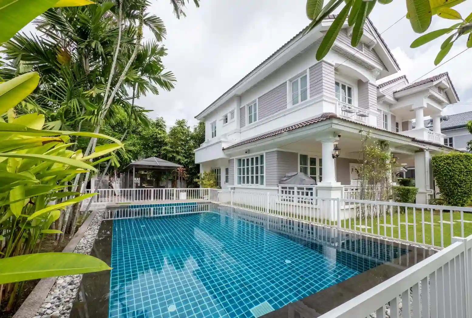บ้านเดี่ยว 5 ห้องนอนพร้อมสระว่ายน้ำ – โครงการแลนด์แอนด์เฮาส์พาร์คฉลอง