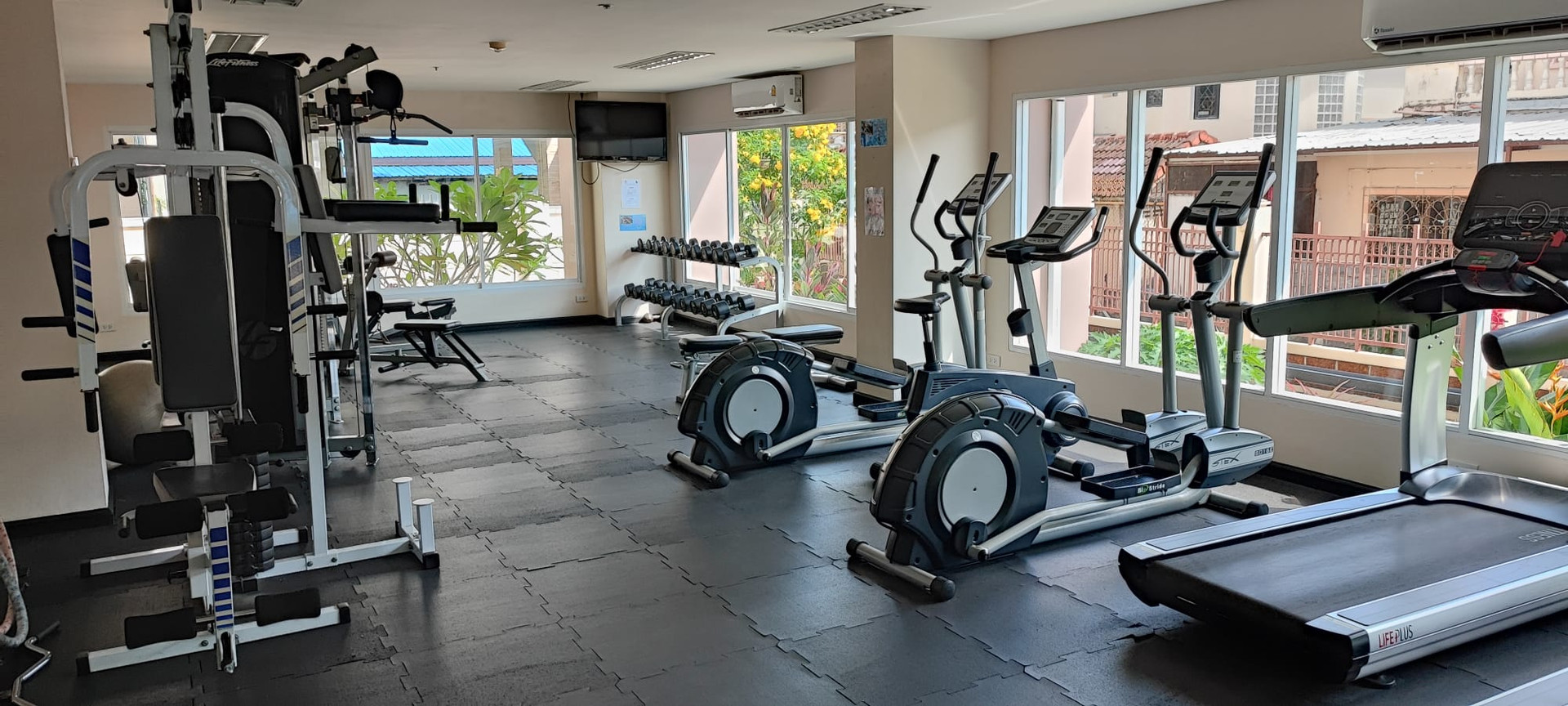 Spacious 1 Bedroom Foreign Freehold Condo for Sale at Phuket Villa Patong Beach