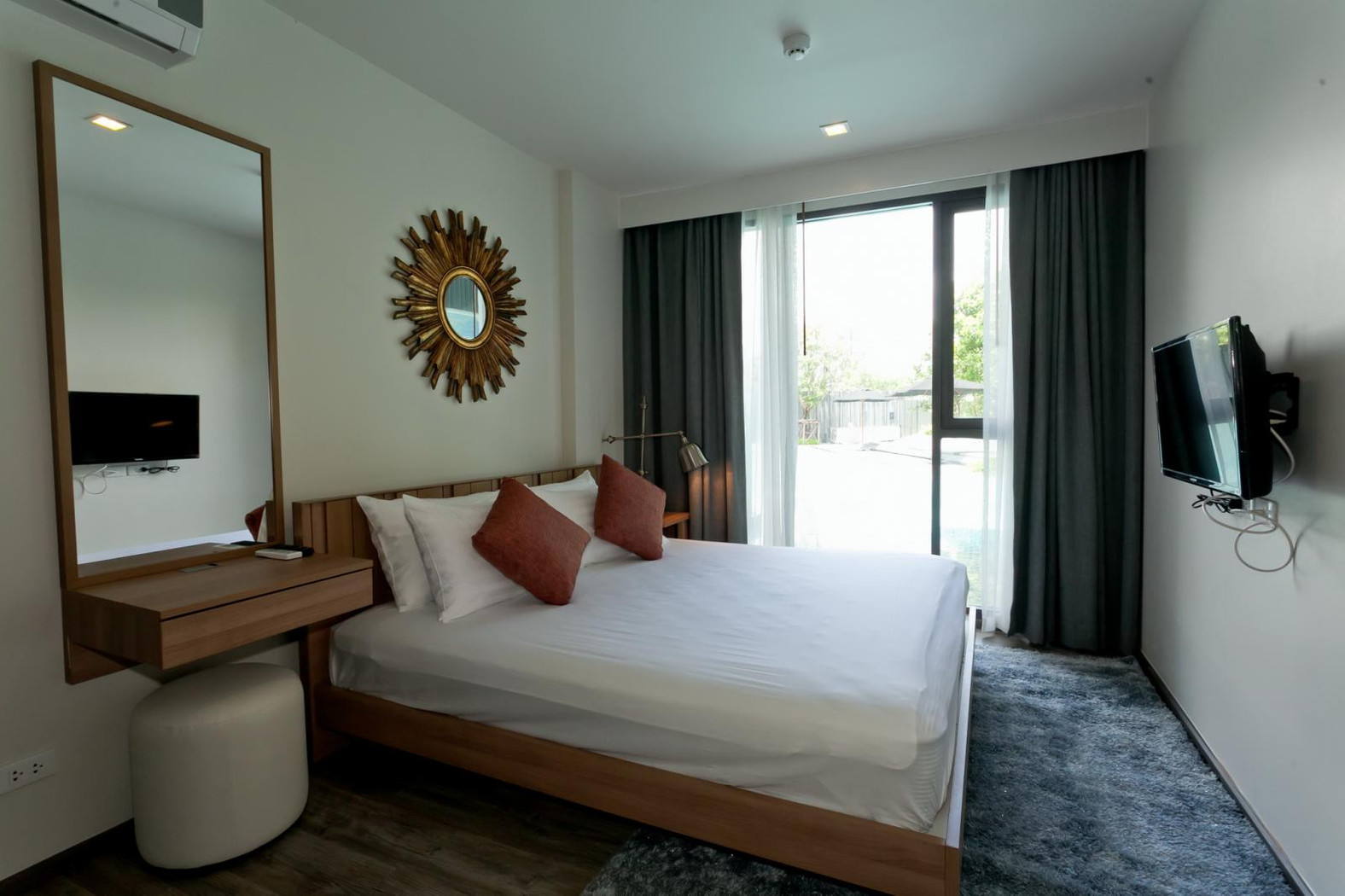 The Deck Patong condos for rent