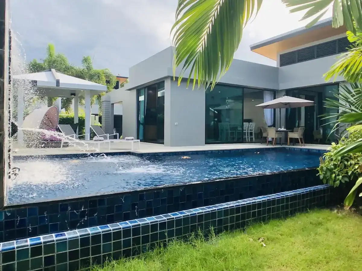 Вилла с бассейном на продажу на Най Харне в Baan Bua Estate, Пхукет