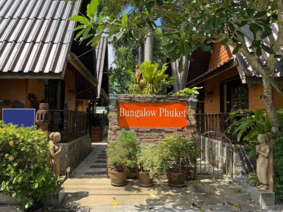 ขายรีสอร์ทบังกะโลกมลาในภูเก็ต ประกอบด้วยบังกะโลสไตล์ไทยดั้งเดิม 5 หลัง และสระว่ายน้ำส่วนกลาง